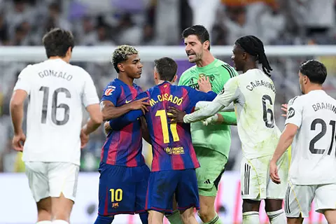 تقارير: ريال مدريد يرفض القيام بممر شرفي للاعبي برشلونة بعد خسارة السوبر